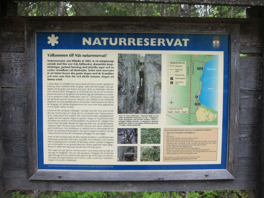 Informationstavla över naturreservatet.