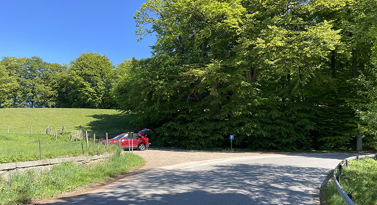 En av flera parkeringar i området.