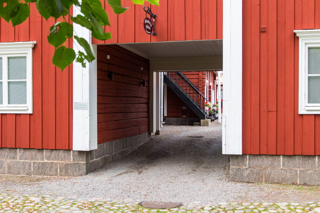 Nr 4 – Blombergsgården: Flyttad från Södra Staketgatan 1973. Ursprungligen hem åt en kopparslagare.