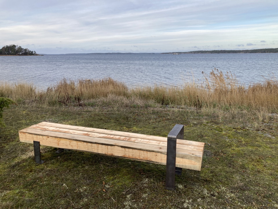 Sittbänk vid vattnet