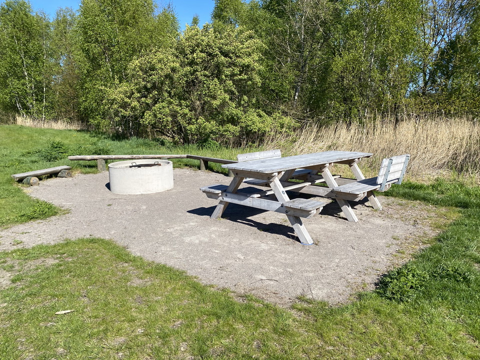 Tillgänglighetsanpassade fikabord finns på flera platser
