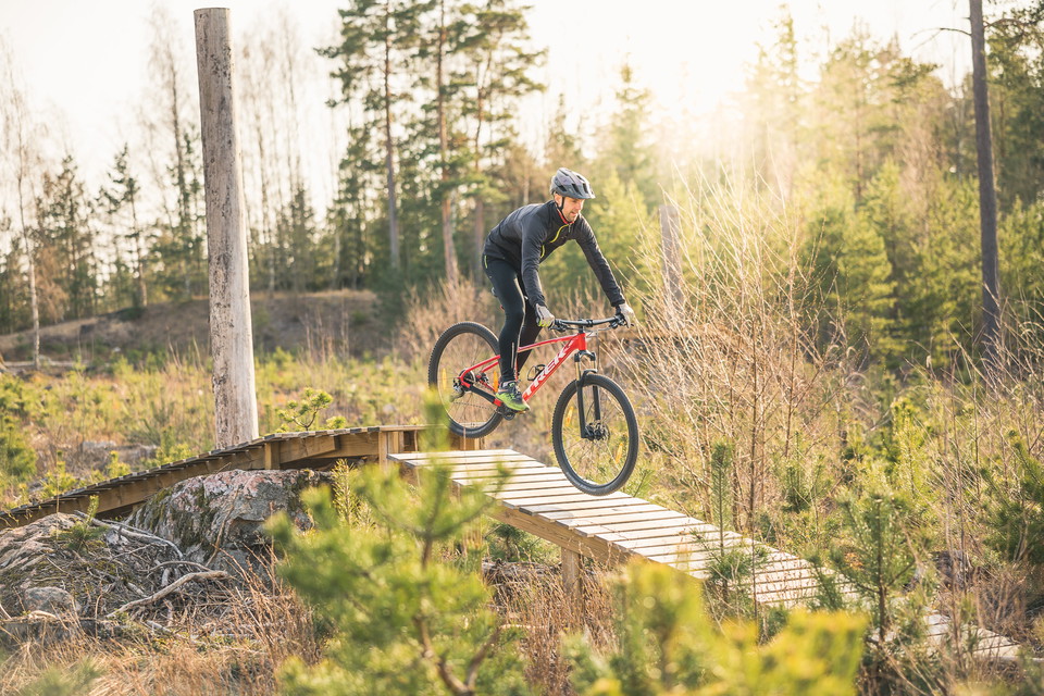 En person som cyklar på en ramp
