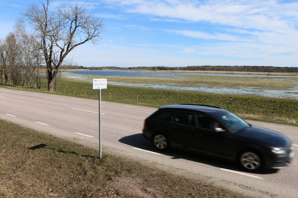 Busshållplats intill landsvägen.