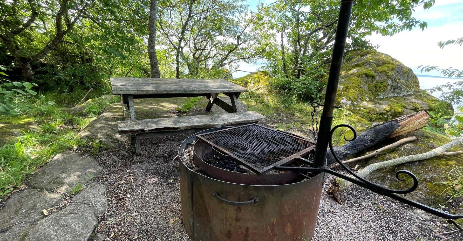 Grillplats vid Öninge hamn.
Etapp:  Ödeshög-Omberg, Signaturled, Orrnässlingan
Ödeshög kn
