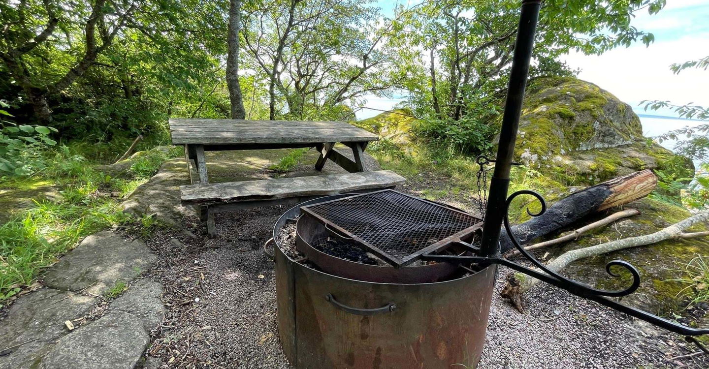 Grillplats vid Öninge hamn.
Etapp:  Ödeshög-Omberg, Signaturled, Orrnässlingan
Ödeshög kn