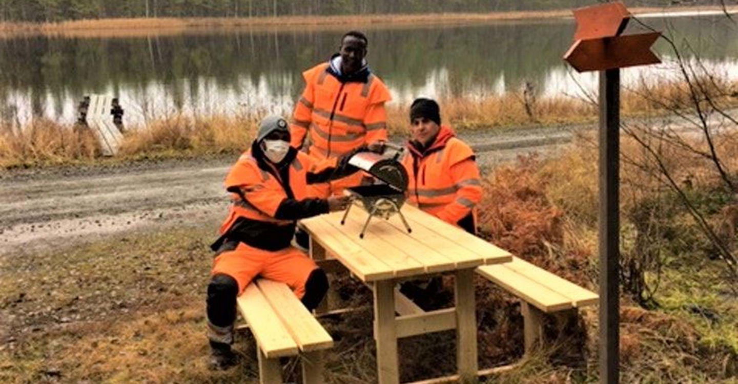 Rastplats vid Västersjön.
Kommunens arbetslag som anlagt rastplatsen.