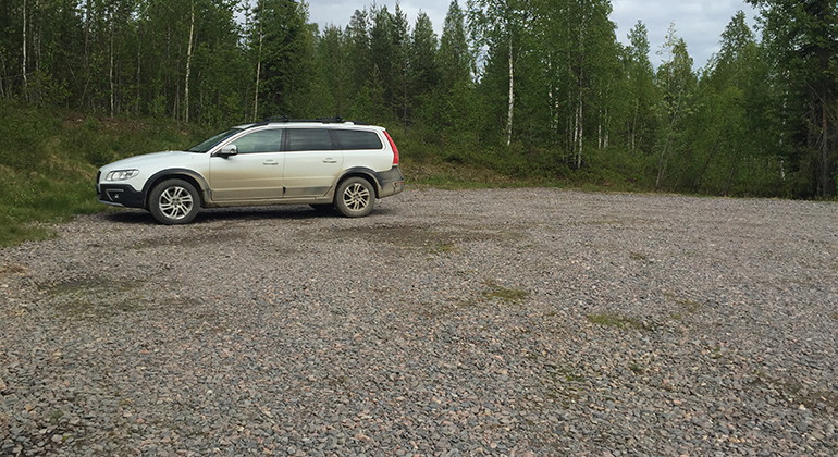 Parkeringsplats med grusad yta.