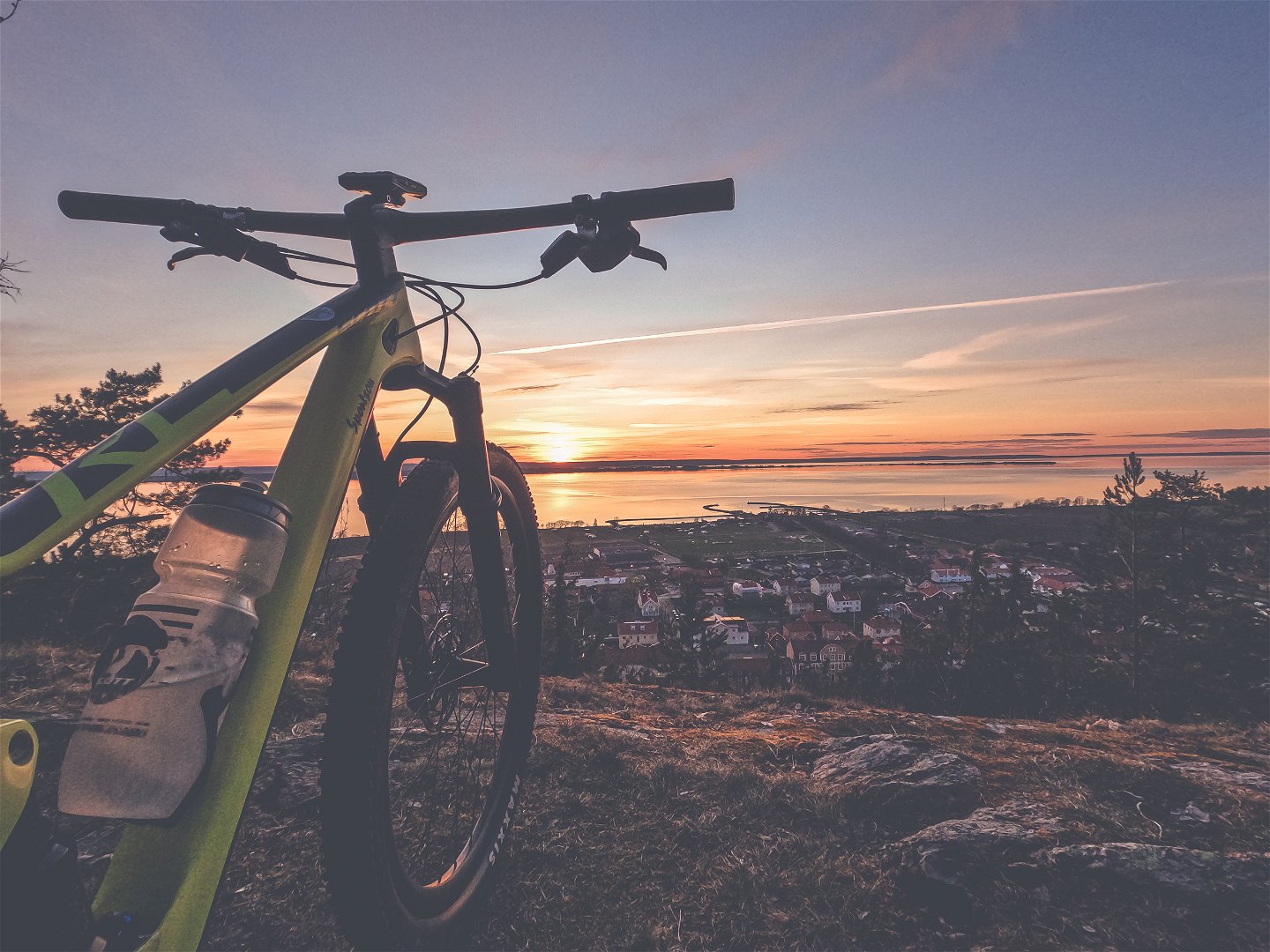 Cykla in i en solnedgång på Grännaberget