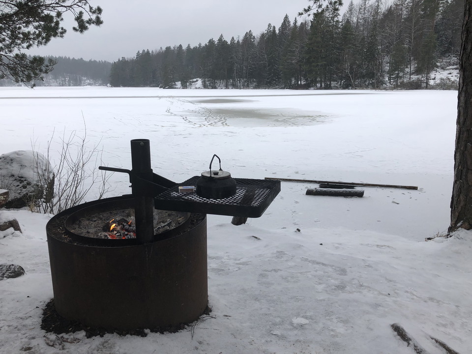 Grillplats med utsikt över sjön