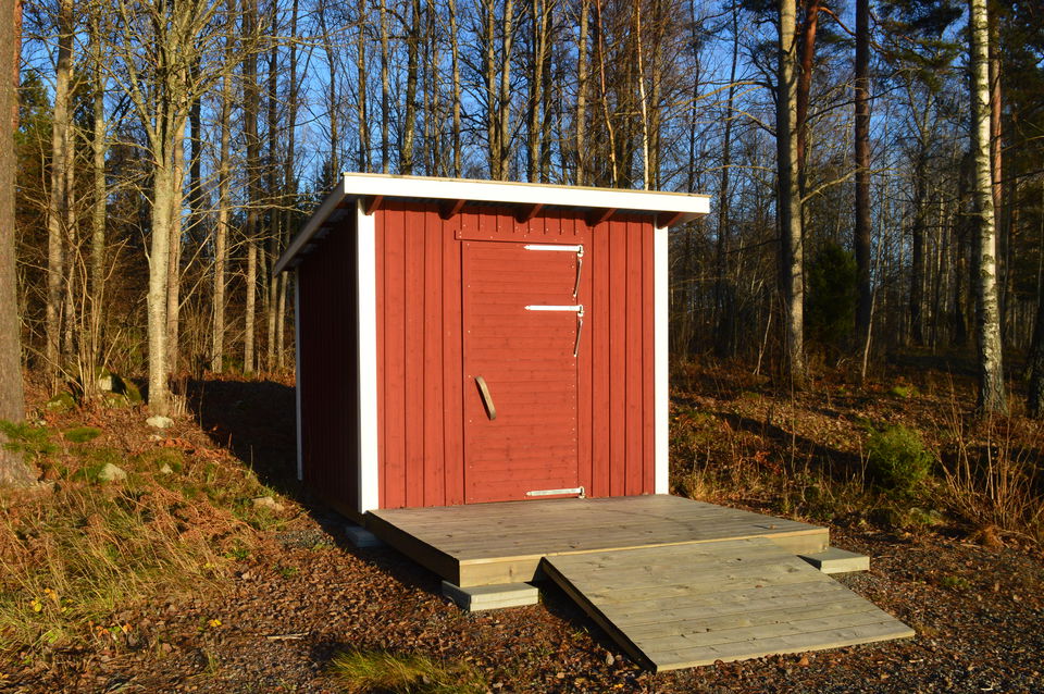 Tillgänglighetsanpassad torrtoalett vid stora badplatsen i Aspbo naturreservat.