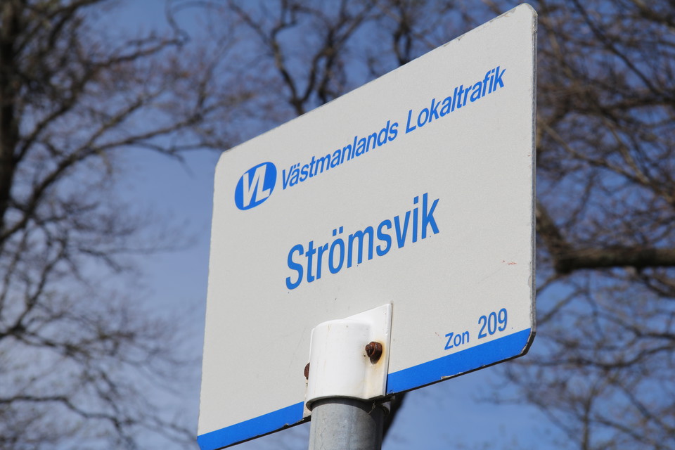 Busshållplatsskylt i närbild.