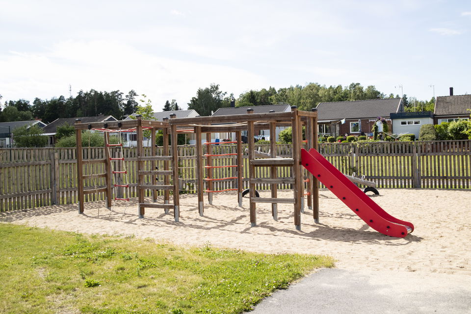 Flera klätterställningar med en rutschkana