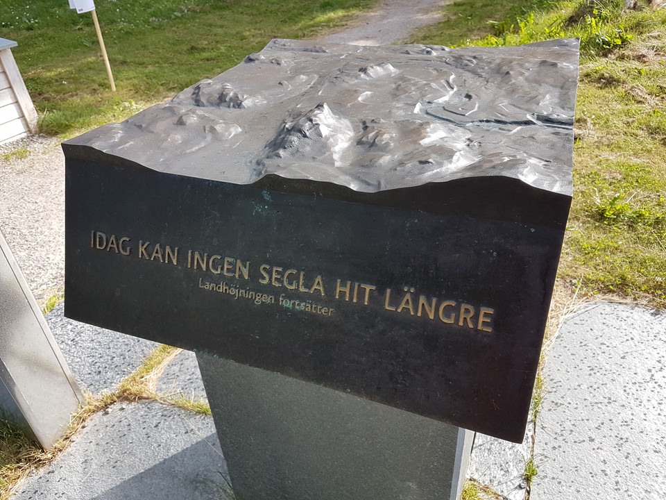Landhöjningen beskrivs med fasta monument. Som det ser ut idag.