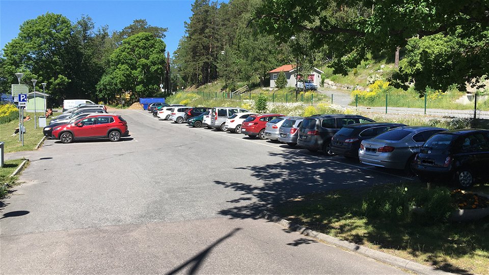 En parkeringsplats med bilar.