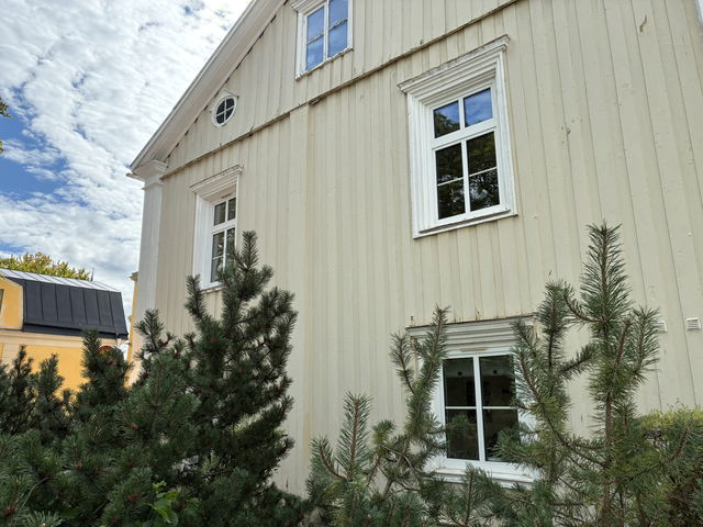 Nr 10: Ett av stadens äldsta timmerhus, byggt med kärnvirke. Här bodde Ellika Larsdotter – som drev en välfrekventerad krog, men tragiskt dömdes till döden för barnamord.