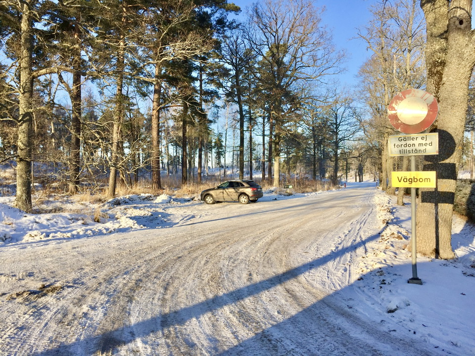Parkering vid golfbanan. Foto: Mats Larshagen. Parkering vid Ensta. Foto: Mats Larshagen.