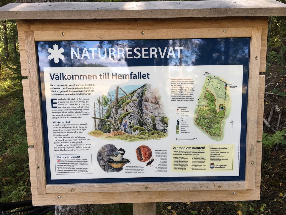 Informationstavla över naturreservatet.