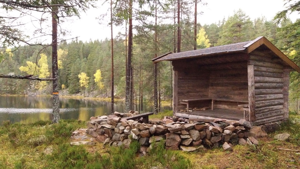 Vindskydd och eldstad -