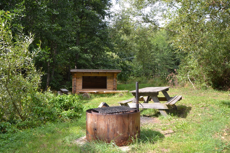 Banvallens vindskydd, grill och bänkbord.