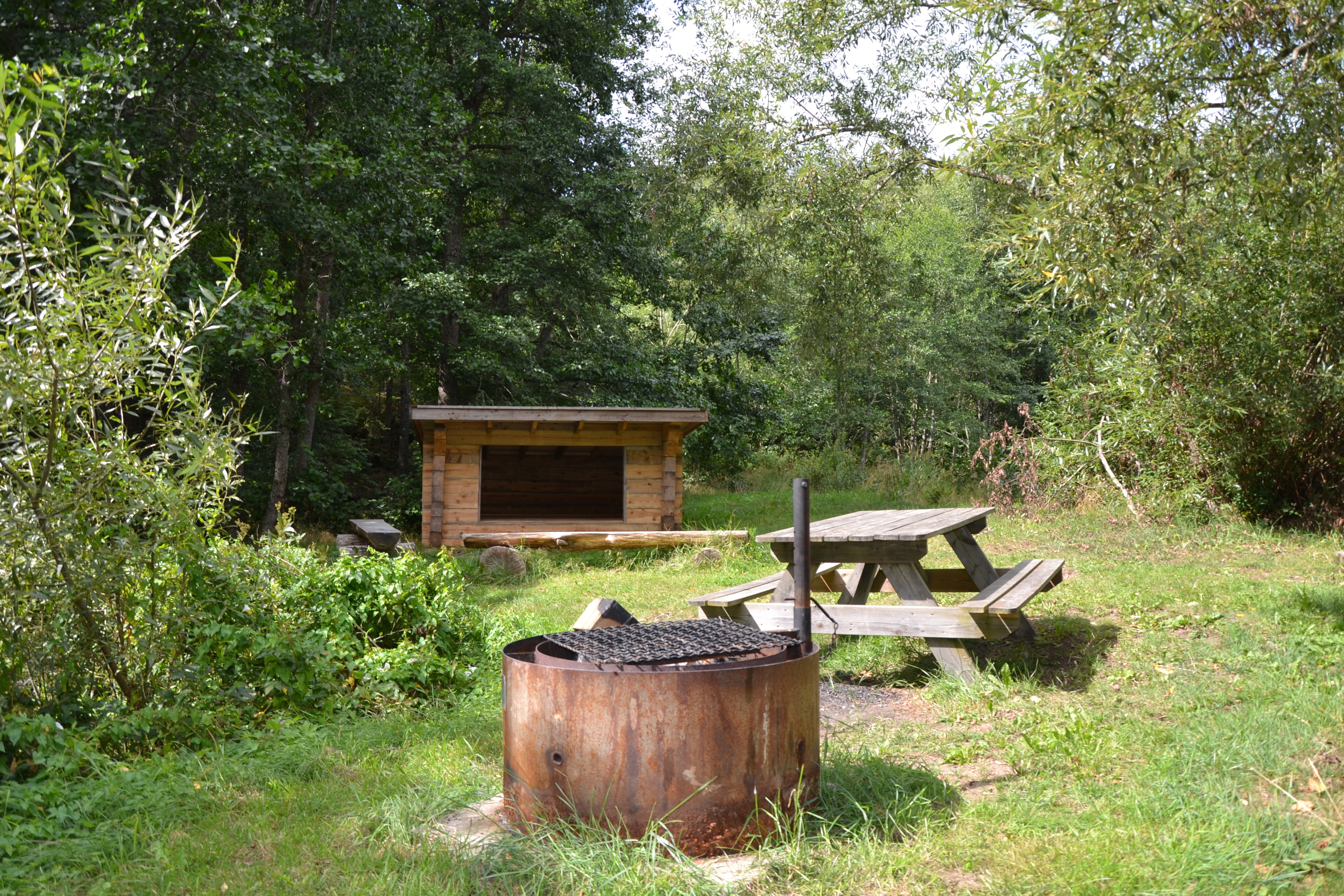 Banvallens vindskydd, grill och bänkbord.