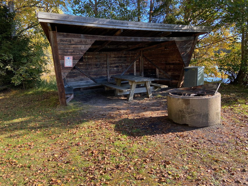 Vindskydd med eldstad i närheten av badplatsen