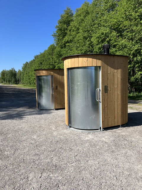 Två toaletter vid Sörsjöns parkering, öppna sommartid.