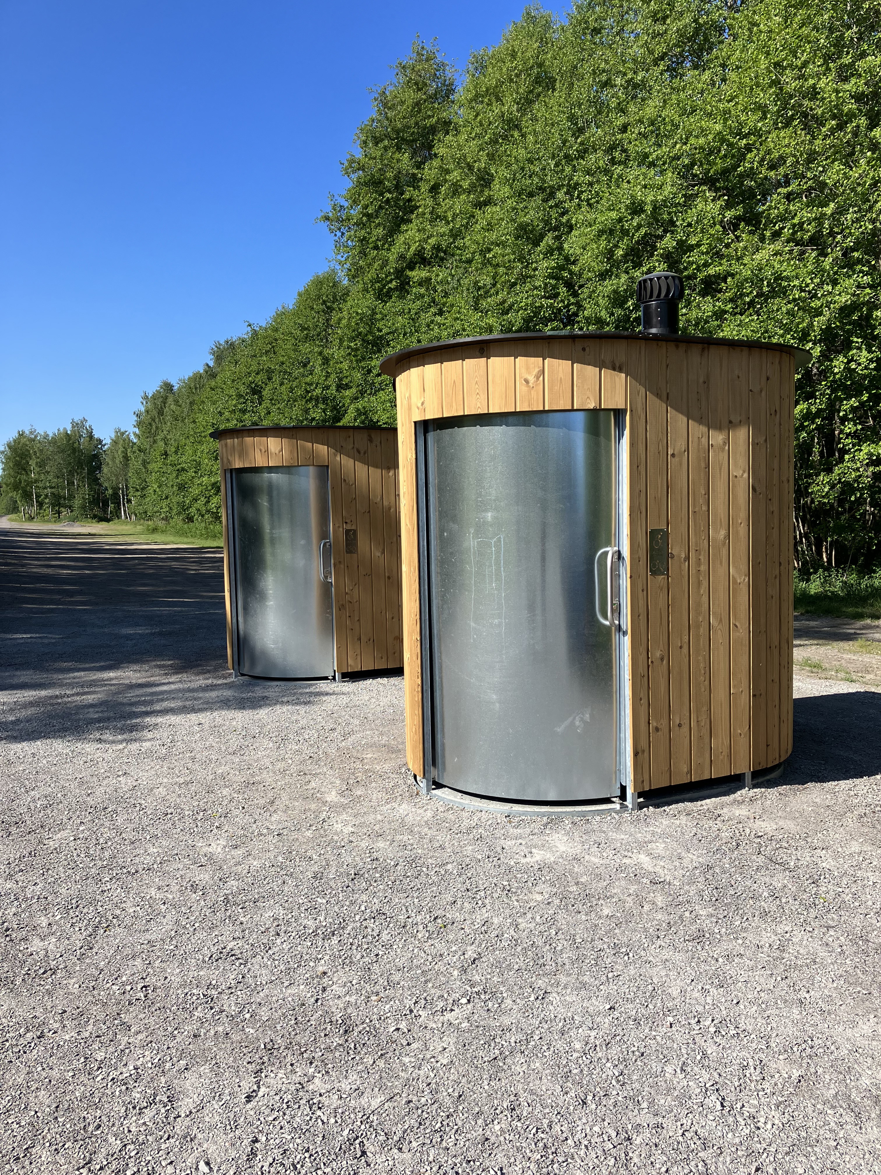 Två toaletter vid Sörsjöns parkering, öppna sommartid.