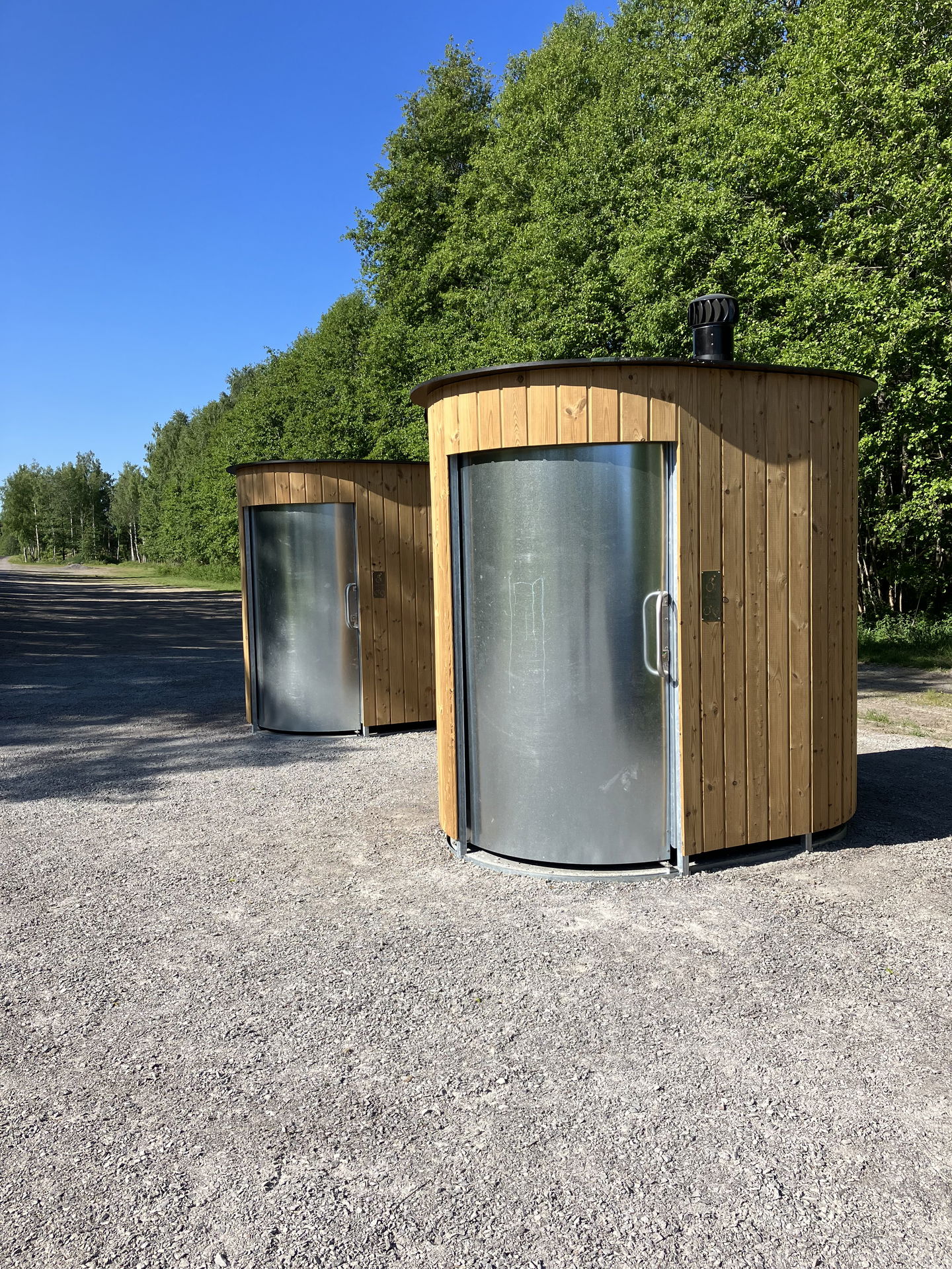 Två toaletter vid Sörsjöns parkering, öppna sommartid.