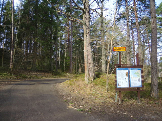 Parkering vid professorsstigens entré  till Gärdesudden naturreservat