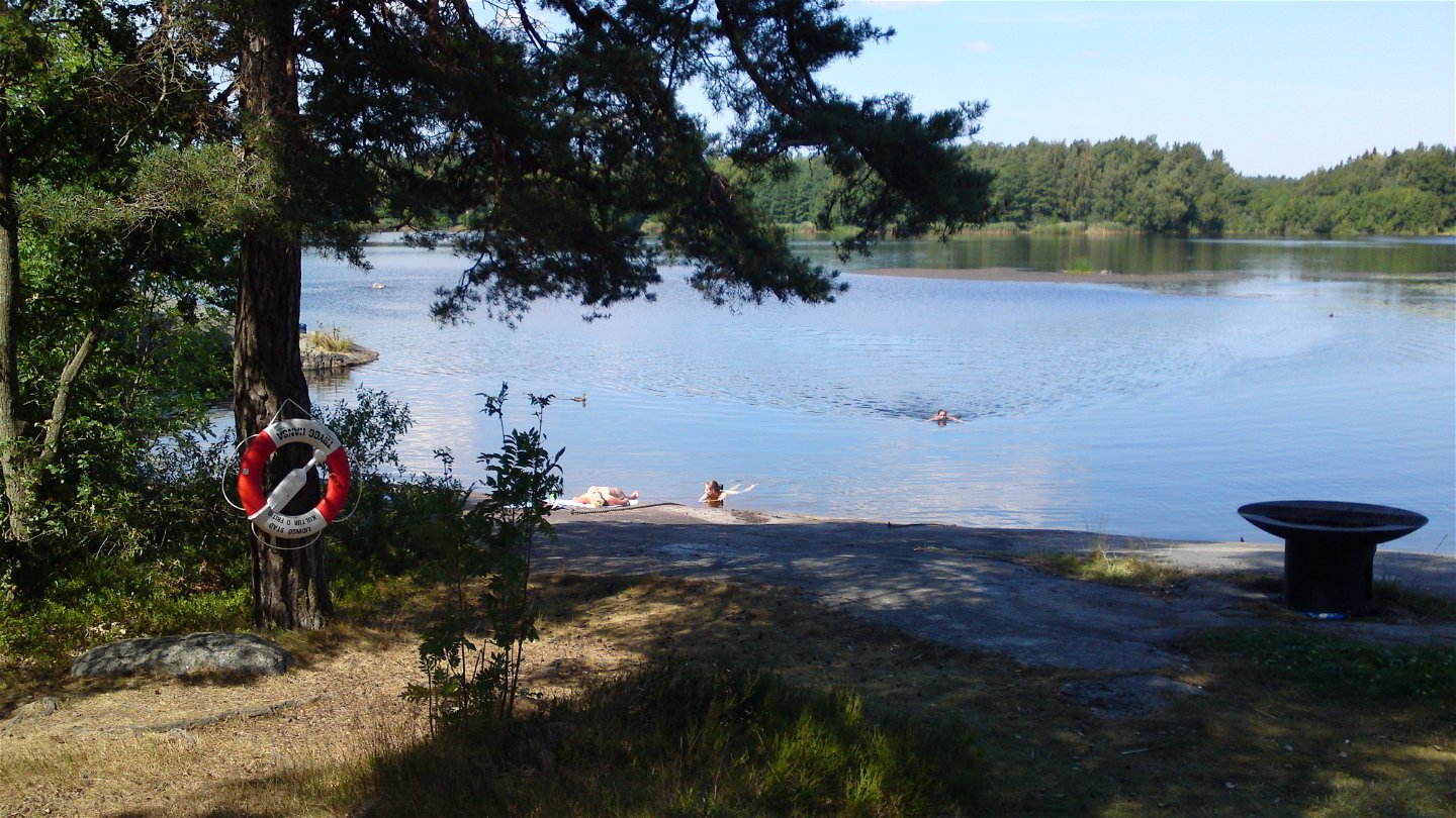 Kottlasjön naturbad från klippor. Foto Lidingö stad.