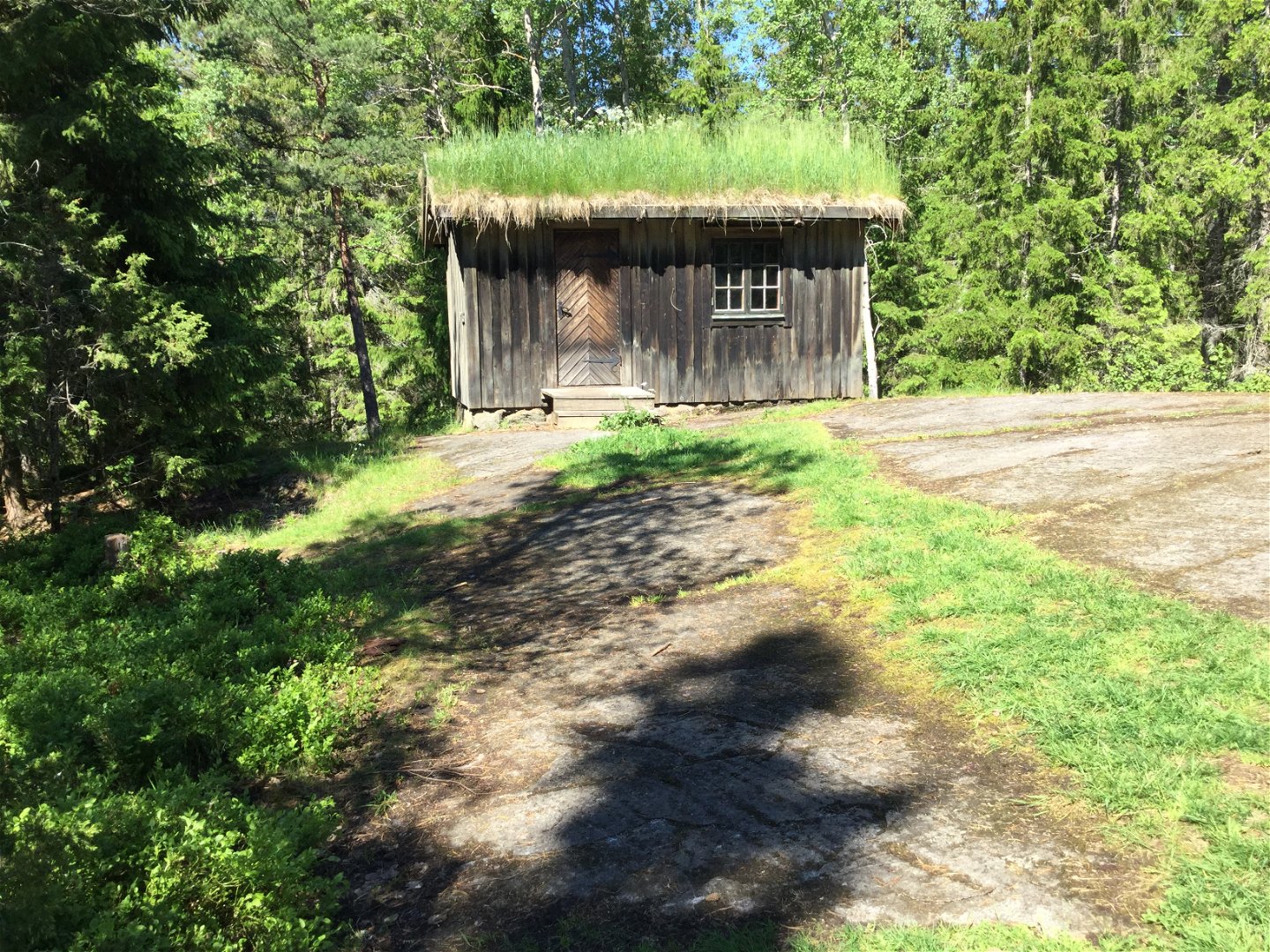 Strax utanför reservatet finns en stuga och eldplats.