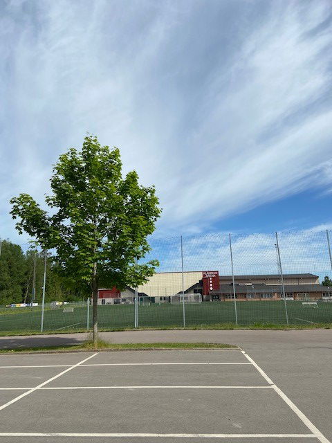 Klämmestorps idrottsplats med bilparkering