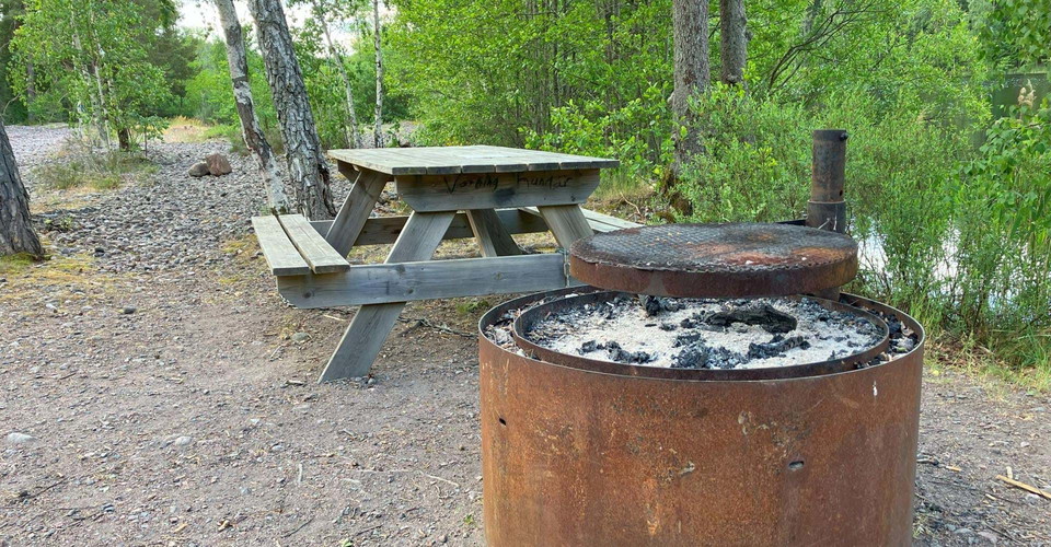 Fallingeberg startplats. Grill i cortén, bänkbord.