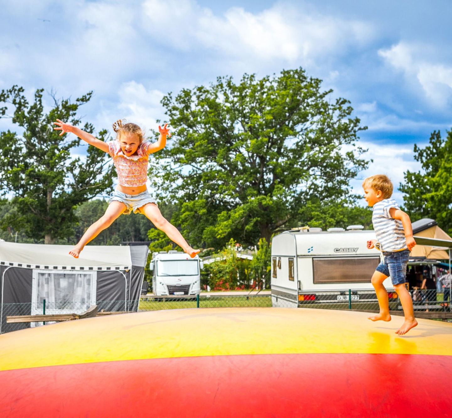 Barn som hoppar trampolin på Herrgårdscampingen i Kristinehamn