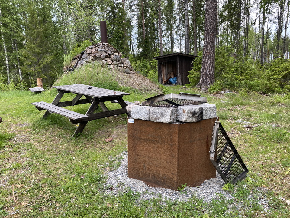 Grillplats med bänkbord