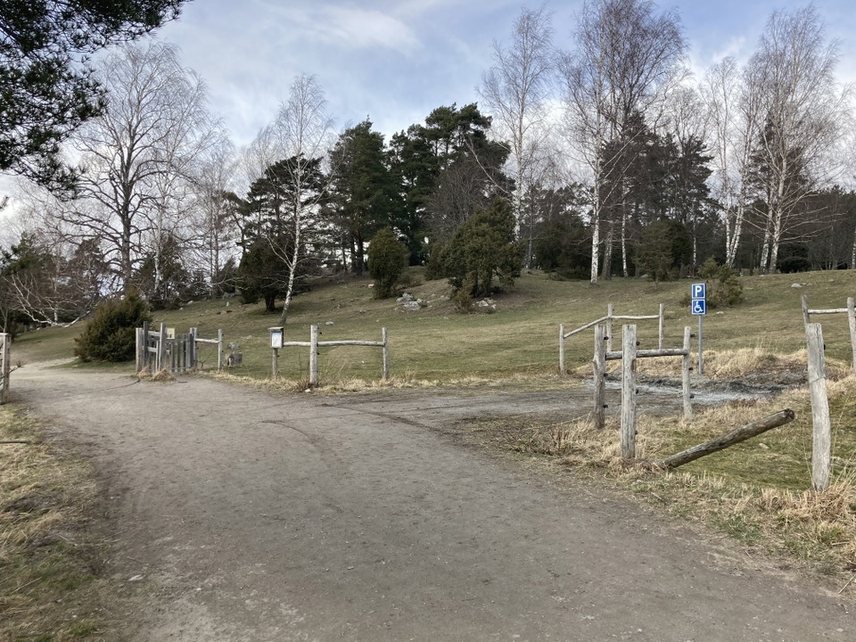 Parkeringstillstånd för rörelsehindrad krävs för parkering på denna plats. 