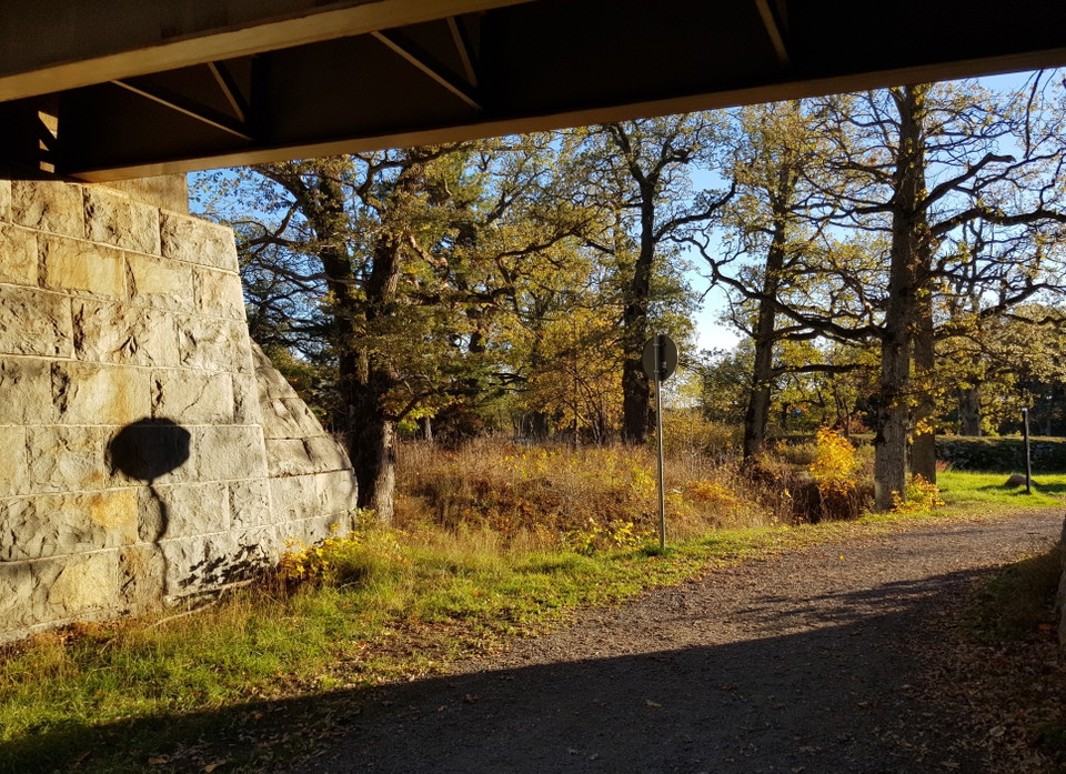 Gångväg under Lidingöbanan vid Mölna. Foto Lidingö stad