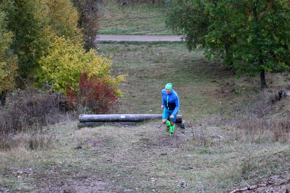En person kommer joggande uppför en backe.