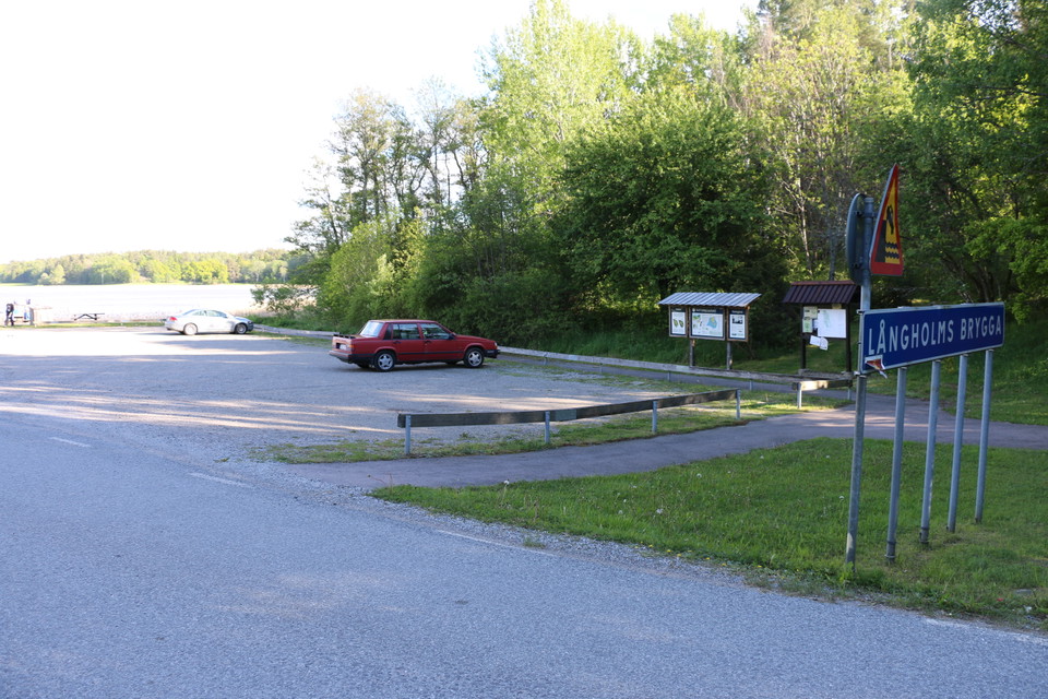 Parkering i anslutning till gästhamnen. På plats finns informationstavlor.