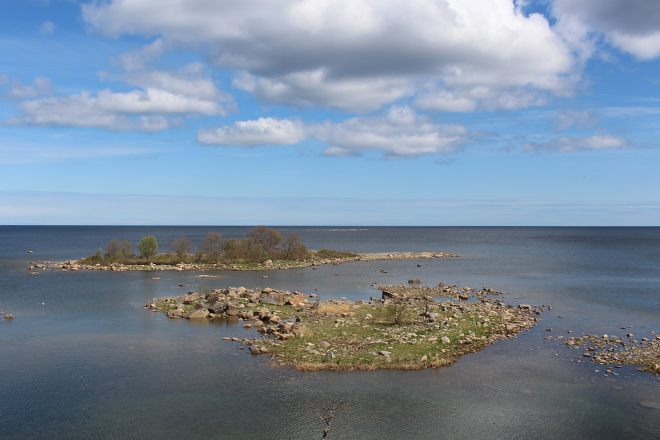 Två mindre, steniga öar i havet.