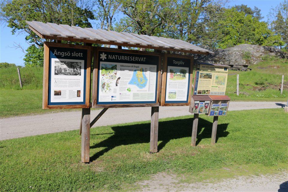 Informationstavlor över naturreservatet.