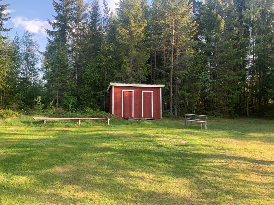 Det finns omklädningsrum vid badplatsen.