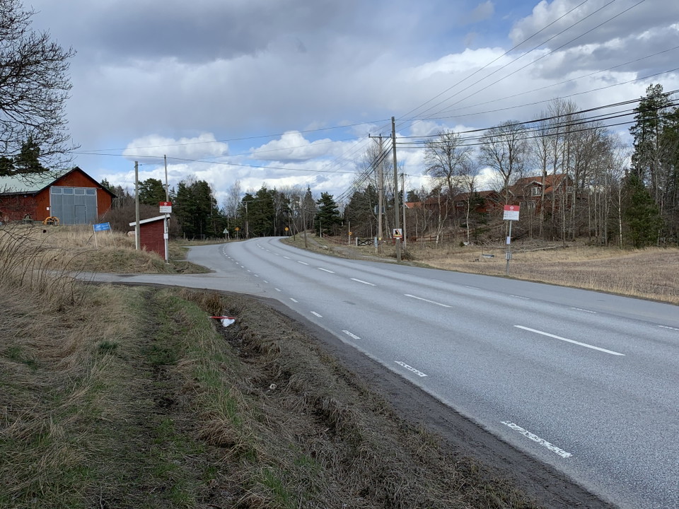 Örsta busshållplats vid naturreservatet Angarnssjöängen. 