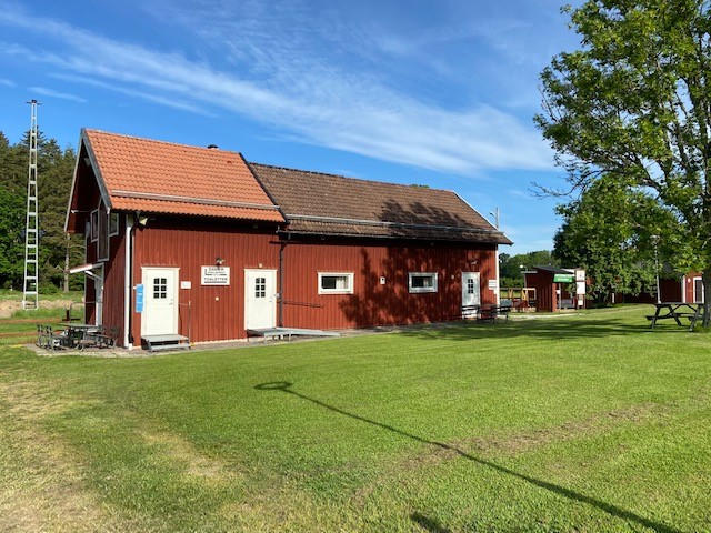 Rött hus med toalett och omklädningsrum