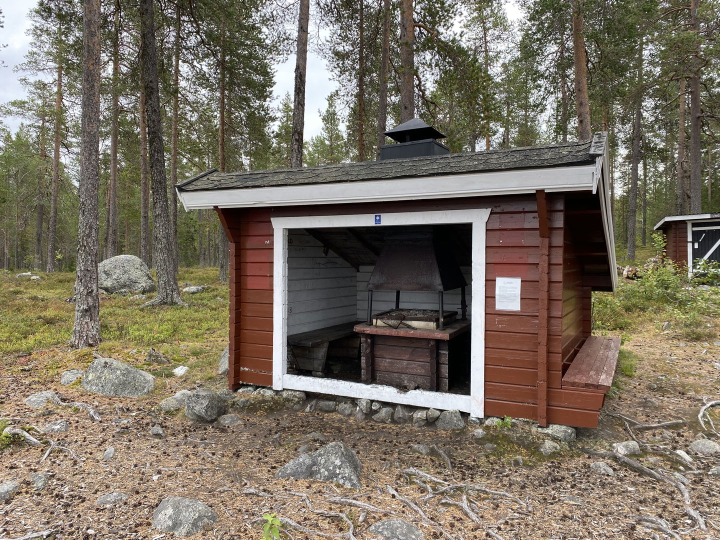 Ett vindskydd med en eldstad. 