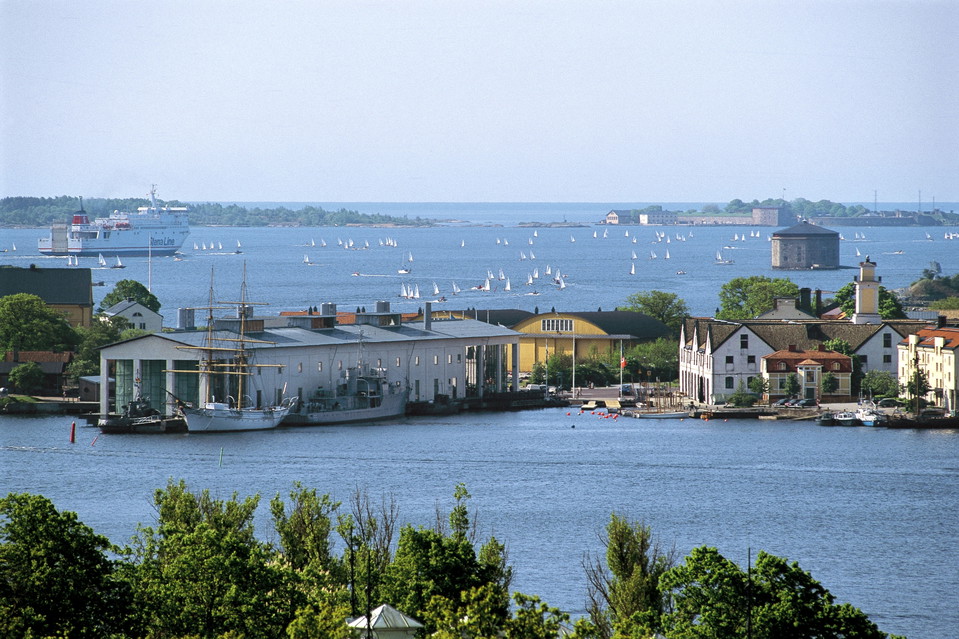 Vy från utkiksplatsen på Bryggareberget över staden Karlskrona och skärgården.