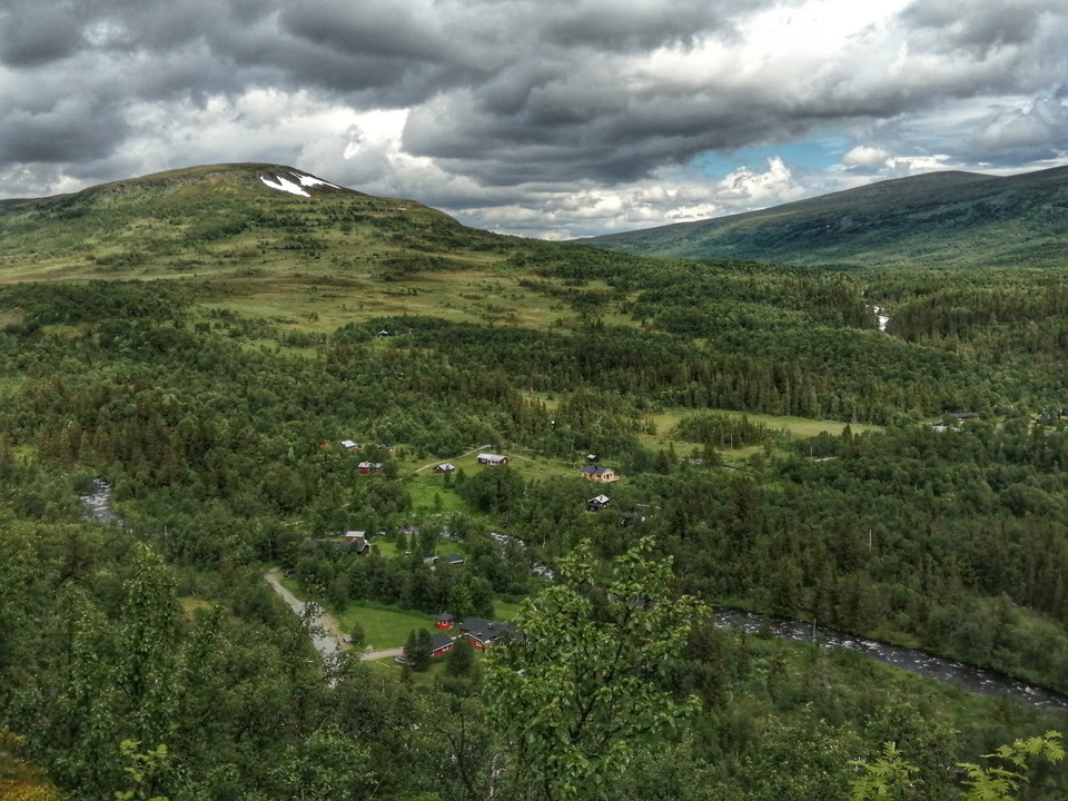 Utsikt med dalgång och fjäll