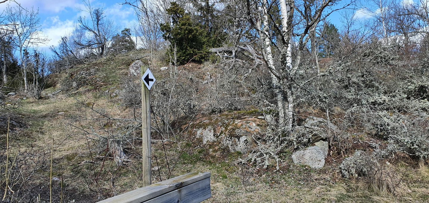 Kastalen hittar du på berget ovanför den lilla gångbron.