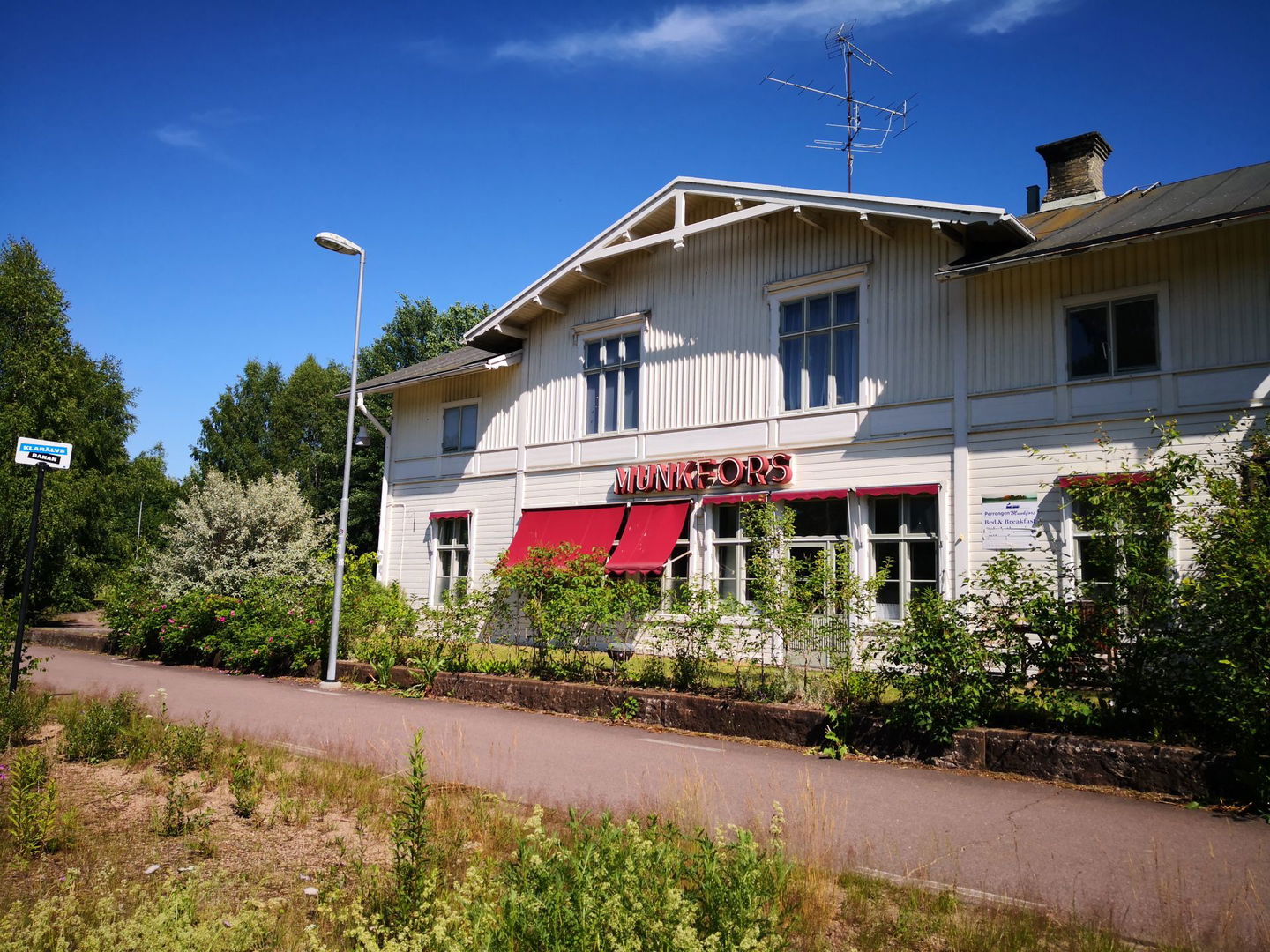 Perrongen B&B med Klarälvsbanan i förgrunden