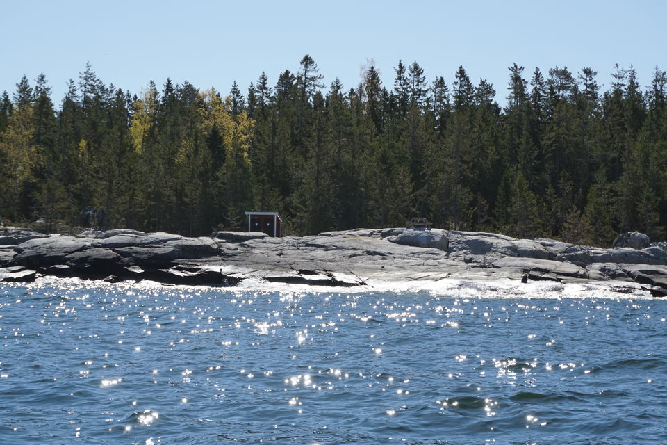 Norrskär med utsikt över stenhällar, dass och havet